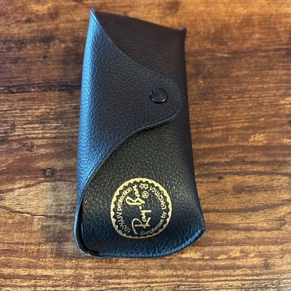 {Ray-Ban} genuine leather sunglasses case - Picture 2 of 6